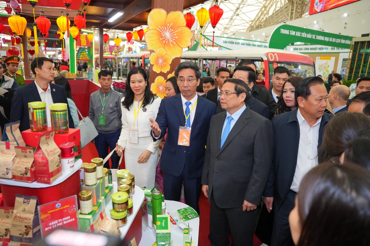 Thủ tướng Phạm Minh Chính tham quan gian hàng Vinseed