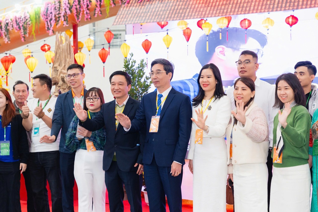 Thủ tướng Phạm Minh Chính tham quan gian hàng Vinseed