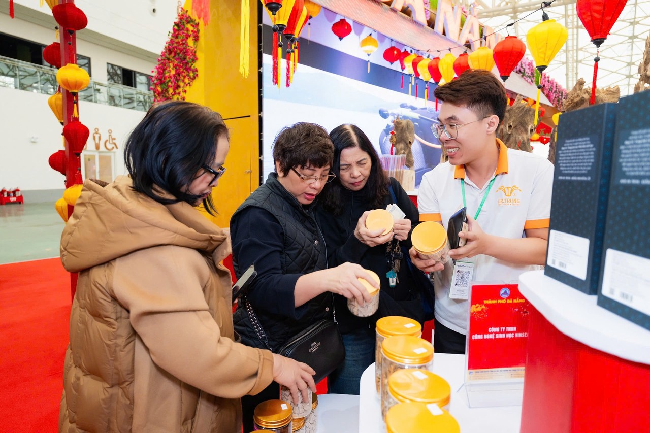 Thủ tướng Phạm Minh Chính tham quan gian hàng Vinseed