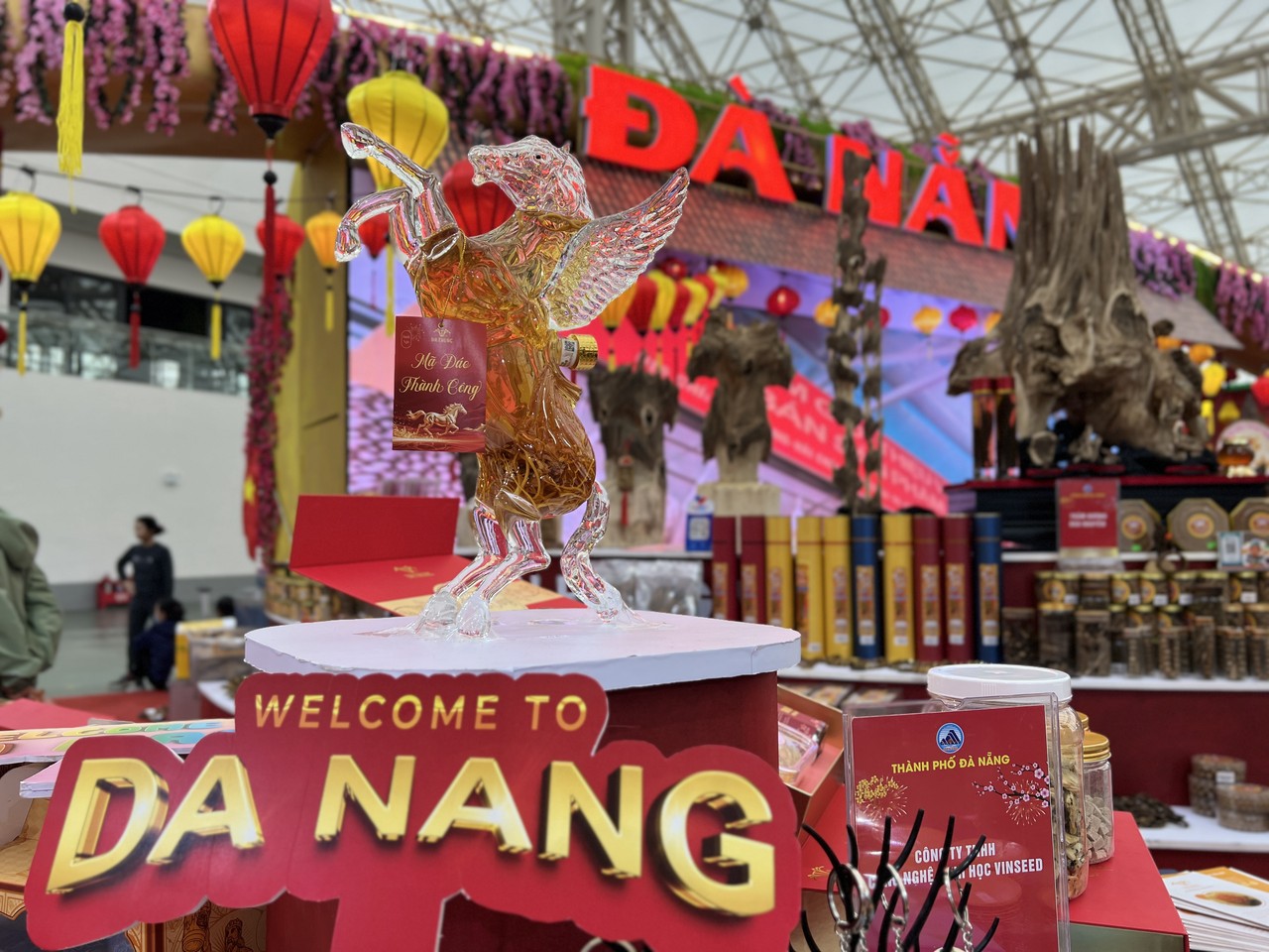 Thủ tướng Phạm Minh Chính tham quan gian hàng Vinseed